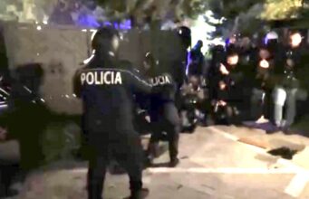 10 efektivë policie të plagosur në protestën e ditës së gjashtë