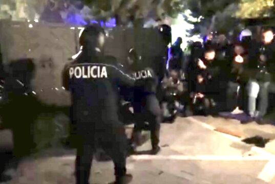 10 efektivë policie të plagosur në protestën e ditës së gjashtë