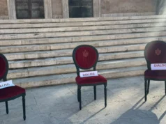 Karrige me mbishkrimin “Dialog” para Kryeministrisë, pas thirrjeve të Ramës ndaj protestuesve