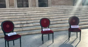 Karrige me mbishkrimin “Dialog” para Kryeministrisë, pas thirrjeve të Ramës ndaj protestuesve