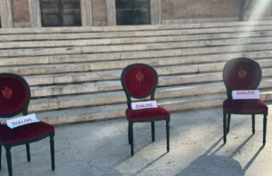 Karrige me mbishkrimin “Dialog” para Kryeministrisë, pas thirrjeve të Ramës ndaj protestuesve