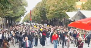 Studentët vijojnë protestën, marshojnë drejt Kryeministrisë