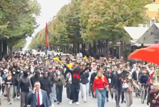 Studentët vijojnë protestën, marshojnë drejt Kryeministrisë