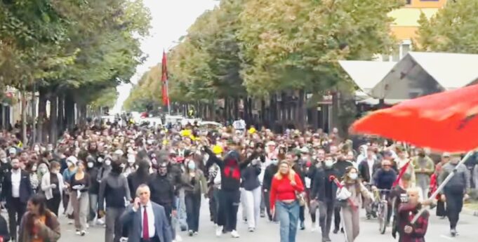 Studentët vijojnë protestën, marshojnë drejt Kryeministrisë