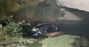 Aksident në autostradën Fier-Lushnjë, makina bie në kanal, plagoset çift bashkëshortësh