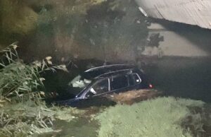 Aksident në autostradën Fier-Lushnjë, makina bie në kanal, plagoset çift bashkëshortësh