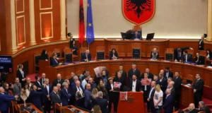 Kuvendi përjashton me 60 ditë 6 deputetë të PD-së, 14 të tjerë marrin vetëm vërejtje