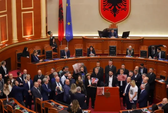 Kuvendi përjashton me 60 ditë 6 deputetë të PD-së, 14 të tjerë marrin vetëm vërejtje
