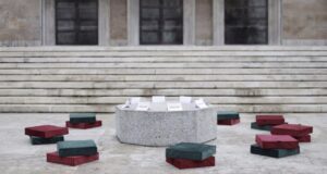 Rama përsërit thirrjen për dialog, vendos një sofër prej guri para Kryeministrisë