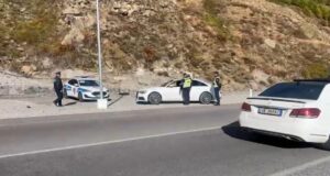 Protesta /Kontrolle të shtuara në Rrugën e Arbrit, policia ndalon automjete para tunelit të Murrizit