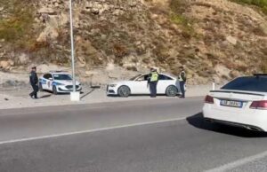 Protesta /Kontrolle të shtuara në Rrugën e Arbrit, policia ndalon automjete para tunelit të Murrizit