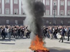 Nis protesta e thirrur nga PD para Kryeministrisë, digjet tryeza e dialogut të kryeministrit Rama