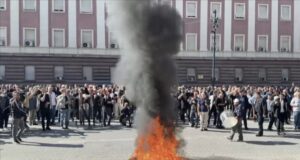 Nis protesta e thirrur nga PD para Kryeministrisë, digjet tryeza e dialogut të kryeministrit Rama