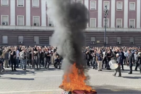 Nis protesta e thirrur nga PD para Kryeministrisë, digjet tryeza e dialogut të kryeministrit Rama