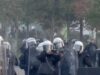 Policia pezullon efektivin e “Shqiponjave” pas pamjeve të dhunës ndaj protestuesit, nisin hetimet për plagosjen e 28-vjeçarit