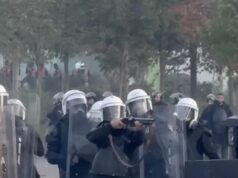 Policia pezullon efektivin e “Shqiponjave” pas pamjeve të dhunës ndaj protestuesit, nisin hetimet për plagosjen e 28-vjeçarit