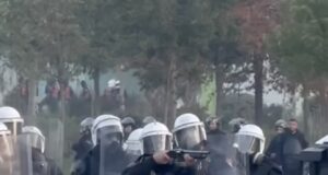Policia pezullon efektivin e “Shqiponjave” pas pamjeve të dhunës ndaj protestuesit, nisin hetimet për plagosjen e 28-vjeçarit