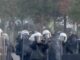 Policia pezullon efektivin e “Shqiponjave” pas pamjeve të dhunës ndaj protestuesit, nisin hetimet për plagosjen e 28-vjeçarit