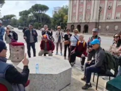 Karriget e Ramës kthehen në atraksion për turistët, ulen para Kryeministrisë dhe bëjnë foto