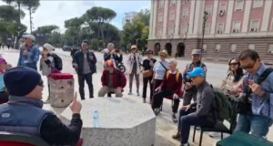 Karriget e Ramës kthehen në atraksion për turistët, ulen para Kryeministrisë dhe bëjnë foto