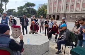 Karriget e Ramës kthehen në atraksion për turistët, ulen para Kryeministrisë dhe bëjnë foto