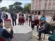 Karriget e Ramës kthehen në atraksion për turistët, ulen para Kryeministrisë dhe bëjnë foto