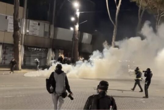 Përplasje para Kryeministrisë dhe Kryesisë së Kuvendit, policia përdor gaz lotsjellës