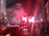 Festë në Beograd pas deklaratës së Vuçiçit për humbjen, qytetarët ndezin flakadanë dhe brohorasin për studentët