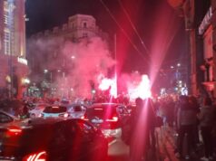 Festë në Beograd pas deklaratës së Vuçiçit për humbjen, qytetarët ndezin flakadanë dhe brohorasin për studentët