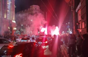 Festë në Beograd pas deklaratës së Vuçiçit për humbjen, qytetarët ndezin flakadanë dhe brohorasin për studentët