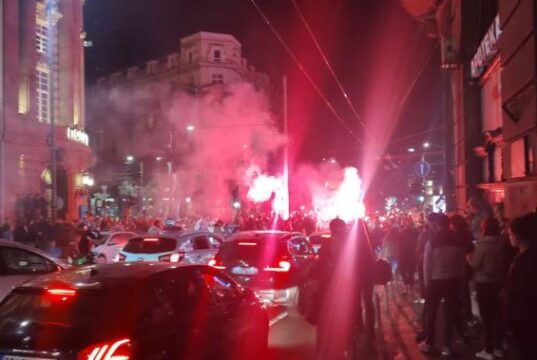 Festë në Beograd pas deklaratës së Vuçiçit për humbjen, qytetarët ndezin flakadanë dhe brohorasin për studentët