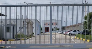 U transferua nga burgu i Durrësit në Fier, nëna e Erion Veliajt viziton të birin
