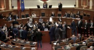 Peleshi ndërpret sërish seancën plenare, deputetët e PD-së nuk lirojnë foltoren
