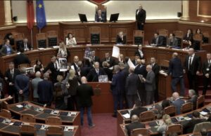Peleshi ndërpret sërish seancën plenare, deputetët e PD-së nuk lirojnë foltoren