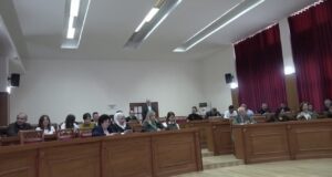 PSD kundërshton rritjen e çmimit të ujit në Fier, kërkesa tërhiqet nga rendi i ditës