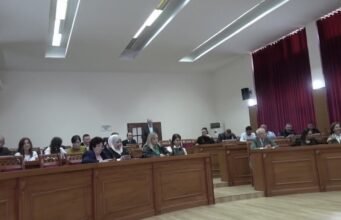 PSD kundërshton rritjen e çmimit të ujit në Fier, kërkesa tërhiqet nga rendi i ditës