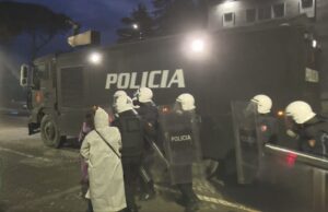 Policia ndjek protestuesit në rrugicat e kryeqytetit